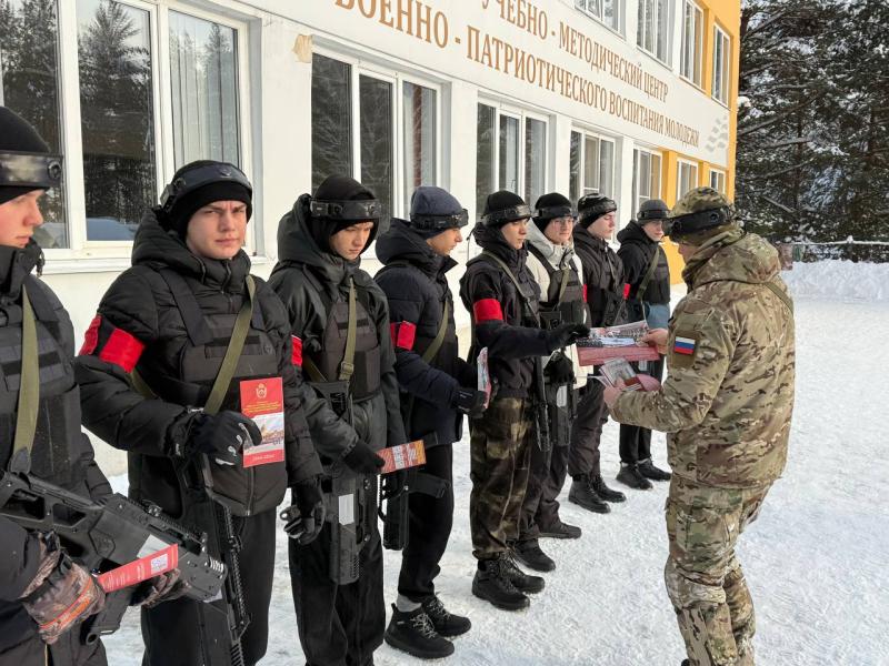 В Мордовии боец СОБР «Звезда» Росгвардии провел учебный сбор для подростков