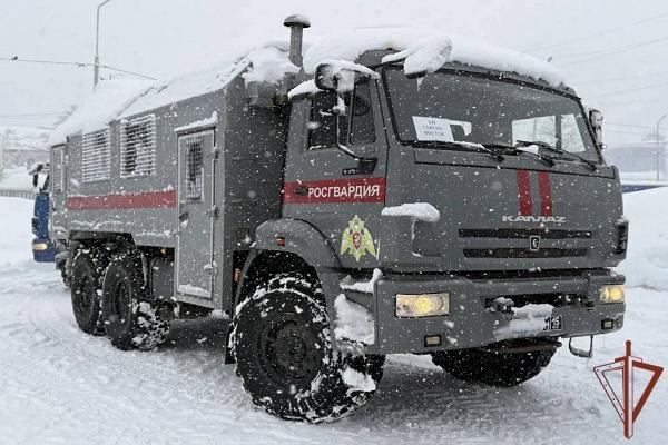 Росгвардия оказывает помощь жителям Камчатки во время сильнейшего снегопада