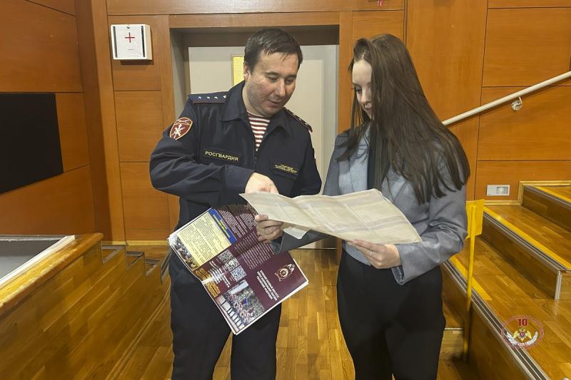 В Салехарде росгвардейцы провели профориентационную встречу со студентами колледжа