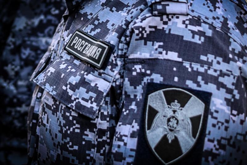 Росгвардейцы оказали содействие в задержании женщины, расплатившейся чужой банковской картой