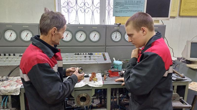 «Не самовольничать и переспрашивать»: Как наставничество в «ЛокоТех-Сервис» формирует будущее отрасли.