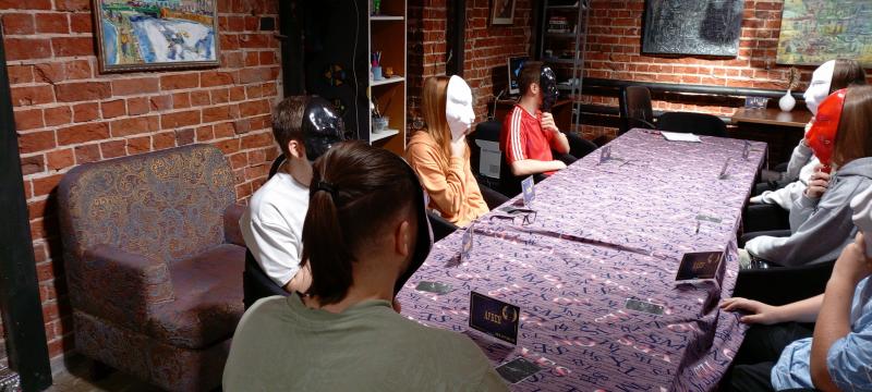 Мы играли в Мафию-НН с нашего двора: Ваня, Маша, Коля, Даша и ещё пятеро!