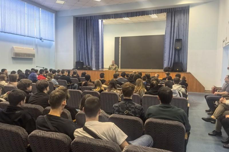 Сотрудник ОМОН «Оберег» Росгвардии провел встречу со студентами кузбасского техникума