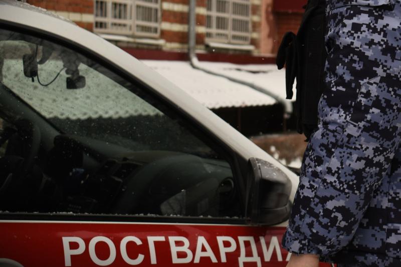 Таштагольские росгвардейцы вернули гражданину утерянную сумку с деньгами и документами