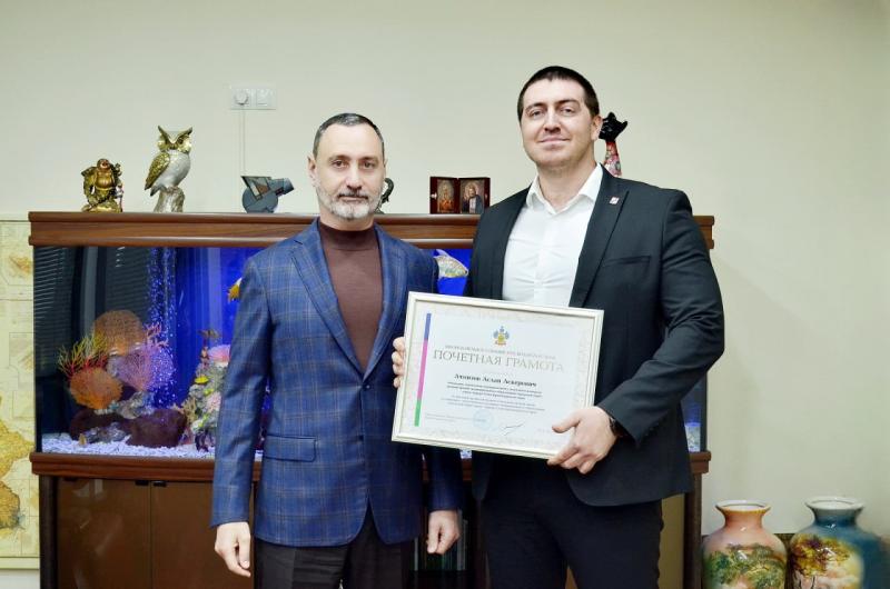 Депутат ЗСК Виктор Тепляков наградил специалистов Сочи знаками отличия региональной Думы