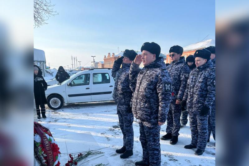 В Буинске росгвардейцы приняли участие в митинге, посвященном памяти милиционеров, погибших при исполнении служебных обязанностей