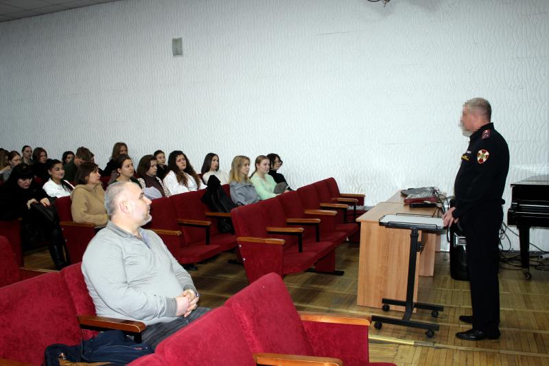 Представители Управления Росгвардии по Херсонской области провели встречу со студентами в Симферополе