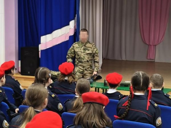 В Мордовии сотрудник спецподразделения Росгвардии провёл патриотическое мероприятие для подшефных кадетов