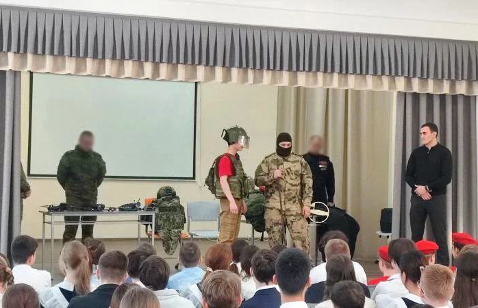 В Уссурийске прошел патриотический урок для подростков с участием бойцов ОМОН