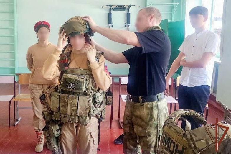 Военнослужащие Росгвардии провели уроки мужества в ЛНР, приуроченные к 10-летию ведомства