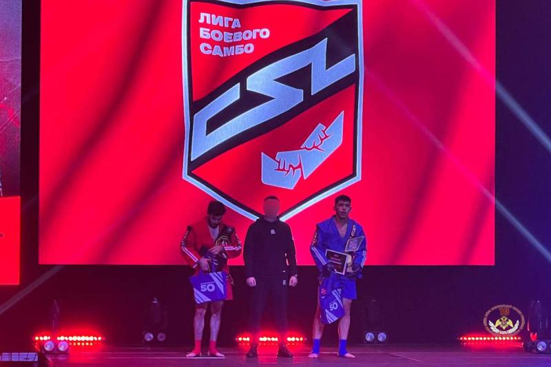 Офицер Росгвардии вручил награды чемпионам турнира по боевому самбо на Ямале