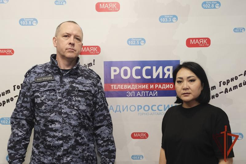В эфире «Радио России Горно-Алтайск» росгвардеец ответил на актуальные вопросы, связанные с оборотом оружия