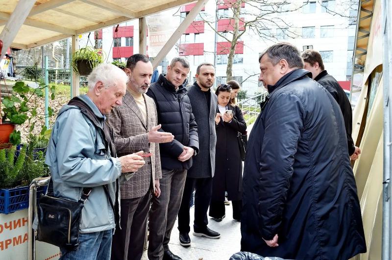 Депутат ЗСК Виктор Тепляков проинспектировал работу муниципальной ярмарки в Центральном районе Сочи