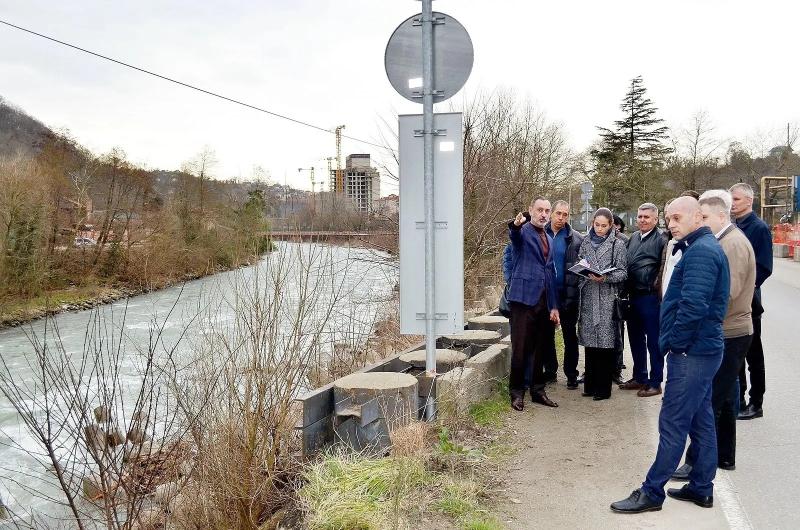 Депутат ЗСК Виктор Тепляков провёл осмотр оползня на ул. Краснодонская в Центральном районе Сочи