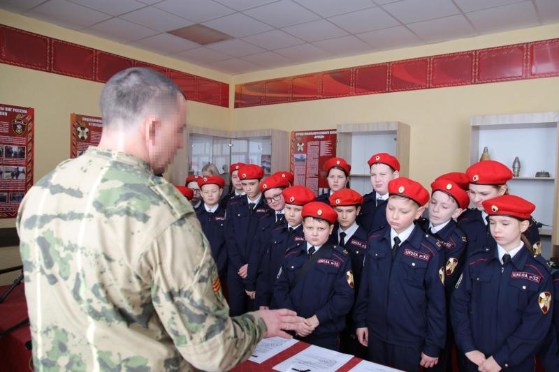 В Мордовии в Управлении Росгвардии по Республике Мордовия в преддверии 10-летия ведомства прошел день открытых дверей для школьников