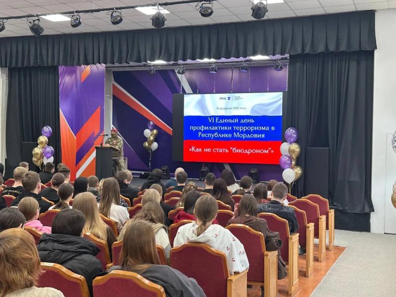 В Саранском кооперативном институте росгвардеец рассказал студентам, как не стать «биодроном»