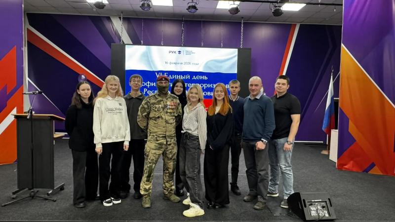 В Саранском кооперативном институте росгвардеец рассказал студентам, как не стать «биодроном»