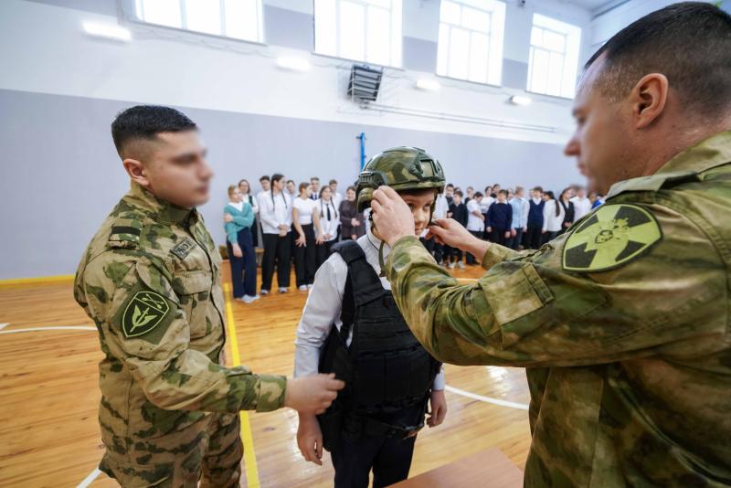 Спецназ Росгвардии провел урок мужества для школьников, приуроченный к памятной дате