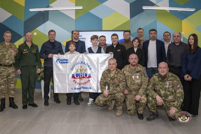 В Новом Уренгое росгвардейцы встретились с губернатором Ямала