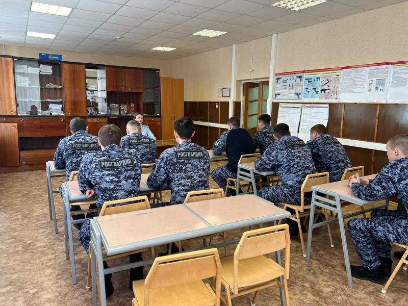 В Ичалковском районе сотрудники Росгвардии встретились с представителем Госавтоинспекции для разъяснения норм административного права