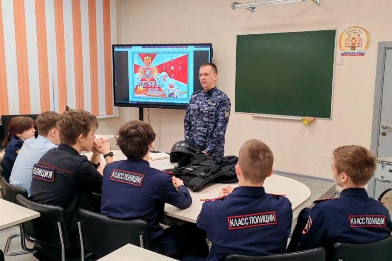 В Юрге прошла встреча представителей Росгвардии с воспитанниками правоохранительного класса