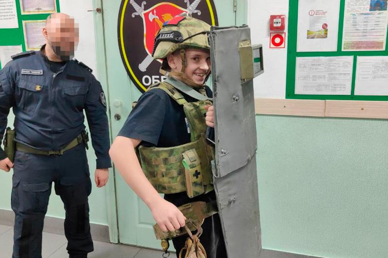 Росгвардейцы Кузбасса провели для школьников урок мужества в рамках проекта «Росгвардия - детям»