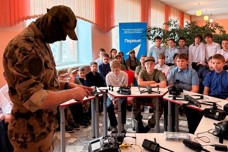 Сотрудник ОМОН «Рубеж» рассказал школьникам о службе и современных технологиях безопасности