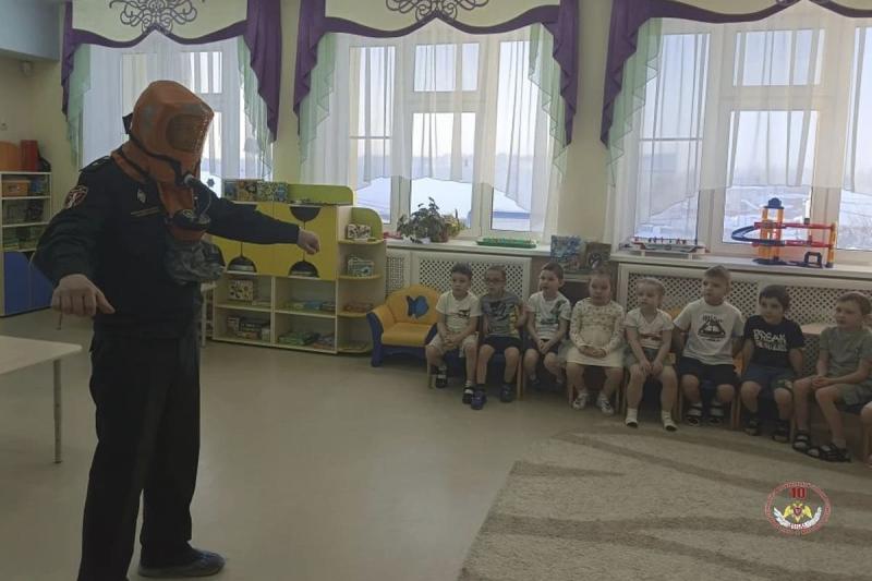 Военнослужащий Росгвардии провёл занятие по противопожарной безопасности для воспитанников детского сада на Ямале