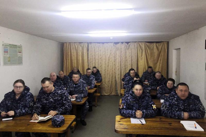 В Херсонской области сотрудники Госавтоинспекции провели с росгвардейцами занятие по безопасности дорожного движения