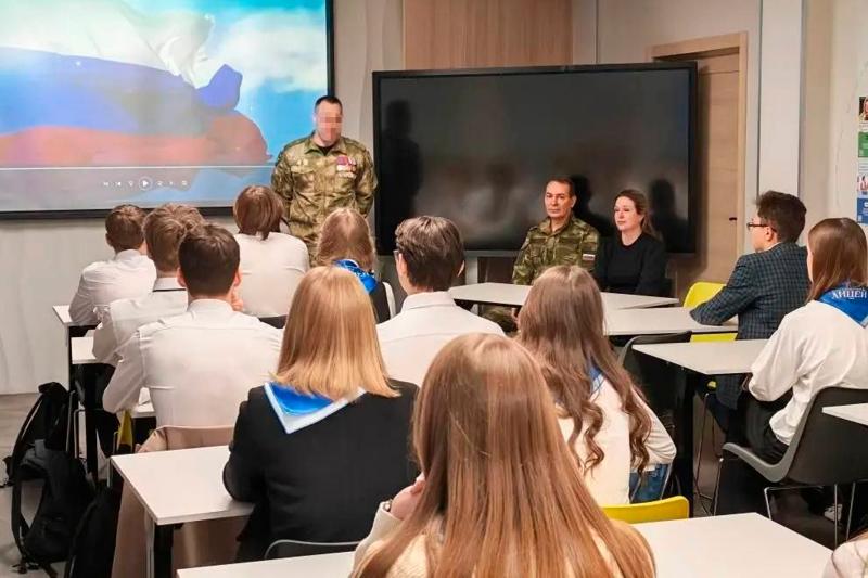 Боец Росгвардии встретился с кемеровскими лицеистами в рамках урока «Разговор о важном»