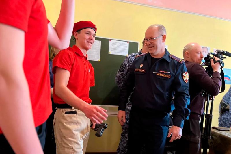 Юные жители Осинников познакомились со службой в Росгвардии