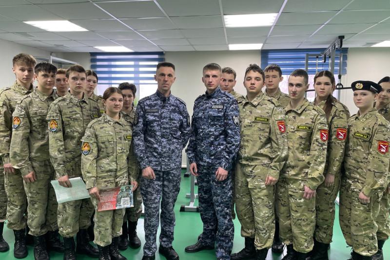 Росгвардейцы рассказали кадетам о 10-летии войск национальной гвардии России