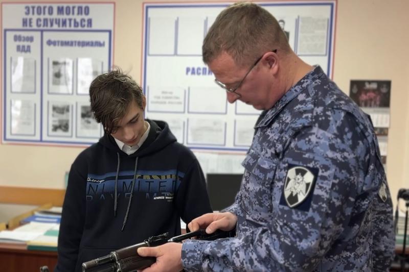 Росгвардейцы провели для школьников экскурсию в рамках праздничной акции «Росгвардия – детям»