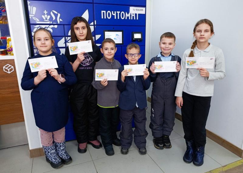 С праздником, мама: воспитанники центра «Огонёк» отправили по почте поздравительные открытки