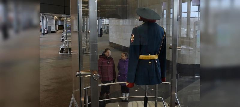 На станции «Воробьёвы горы» Московского метрополитена открылась выставка Росгвардии