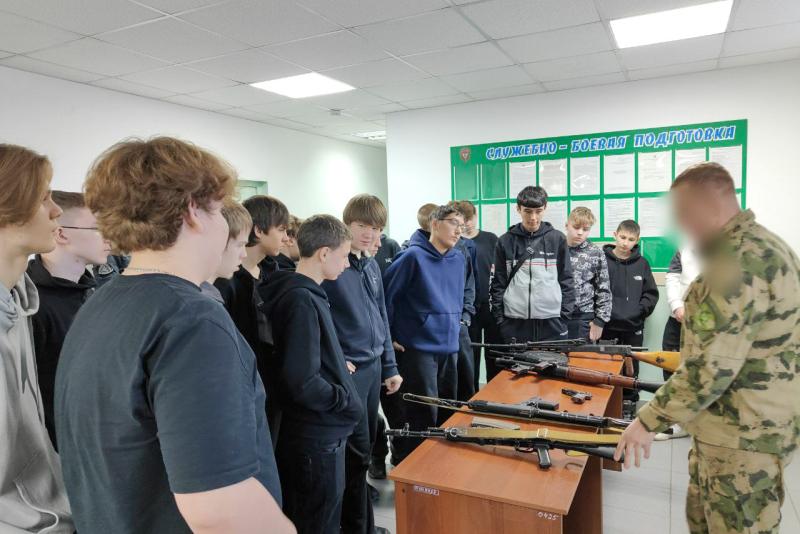 Росгвардейцы провели урок мужества для старшеклассников кемеровской школы