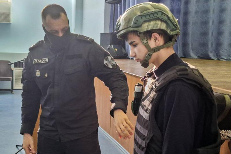 Сотрудник ОМОН «Оберег» рассказал студентам кузбасского техникума о безопасности в Интернете