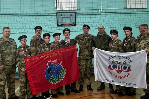 В Инсаре кадеты «Гвардейской смены» приняли участие в эстафете памяти защитников Отечества