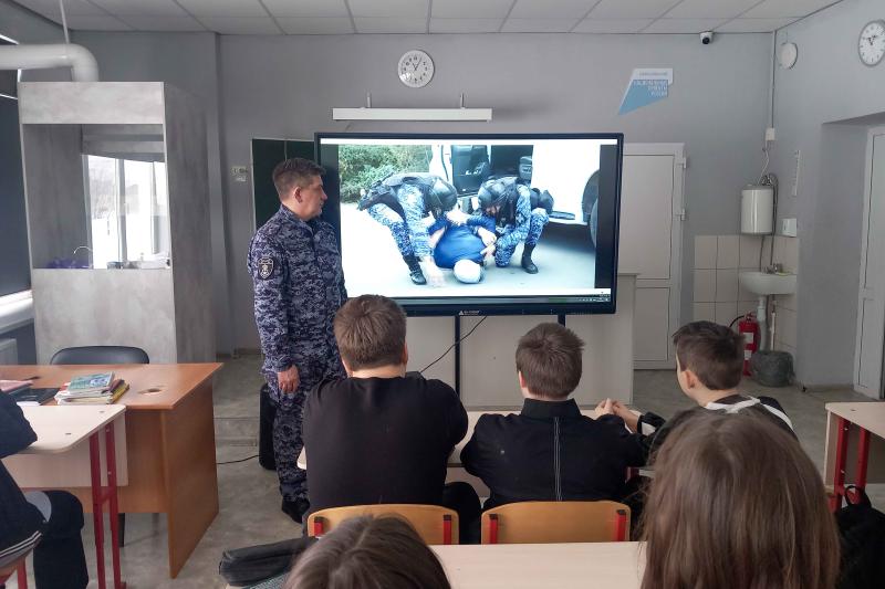 Офицер Росгвардии провел урок мужества для школьников по случаю 10-летия ведомства