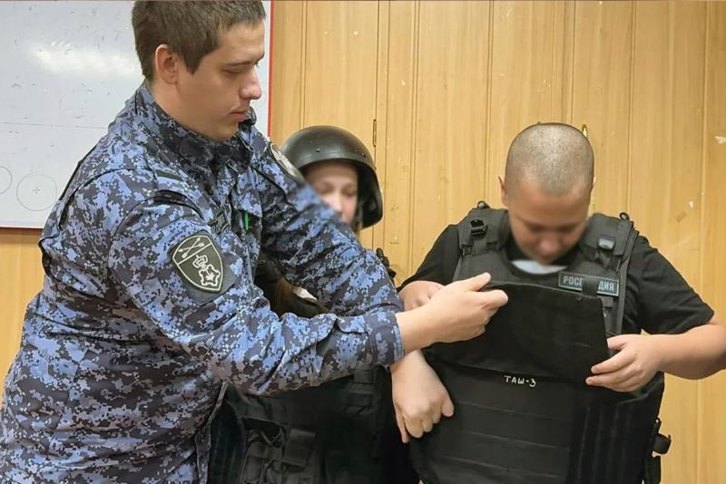 В Таштаголе Росгвардия провела день открытых дверей для подростков из группы риска