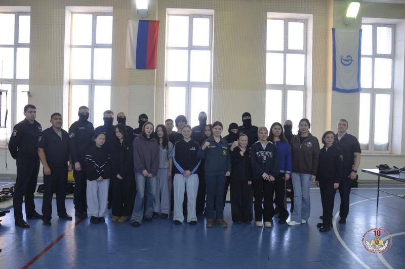 Офицеры СОБР Росгвардии провели профориентационное мероприятие для ямальской молодежи