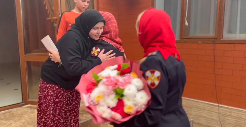 В Чеченской Республике росгвардейцы поздравили матерей и вдов погибших сослуживцев с 8 марта