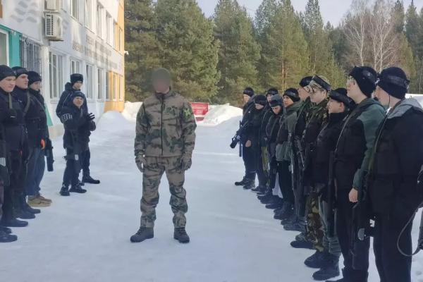 В Мордовии сотрудник спецподразделения территориального управления Росгвардии провел урок безопасности для воспитанников центра «Авангард»