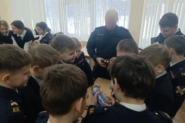В Мордовии сотрудник СОБР «Звезда» территориального управления Росгвардии провел урок мужества с подшефными кадетами