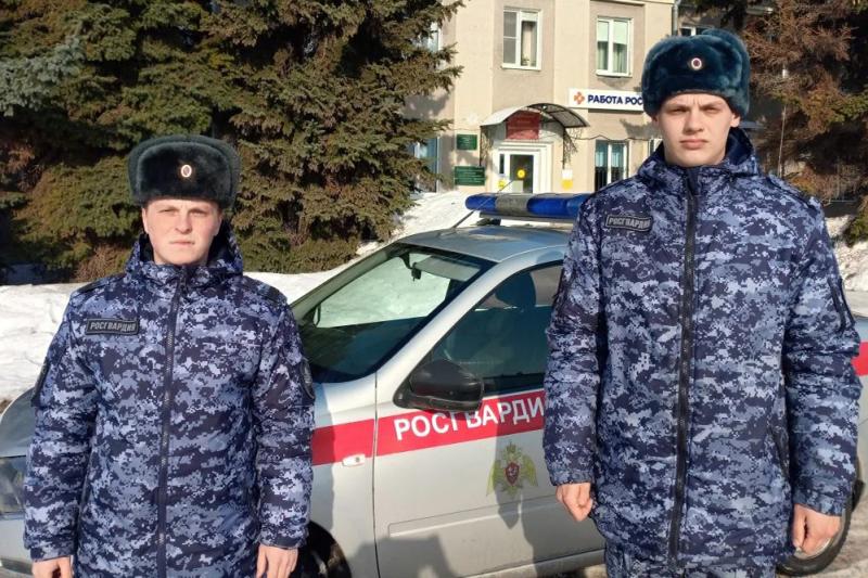 В Мордовии сотрудники Росгвардии помогли эвакуировать пожилую женщину из горящего дома