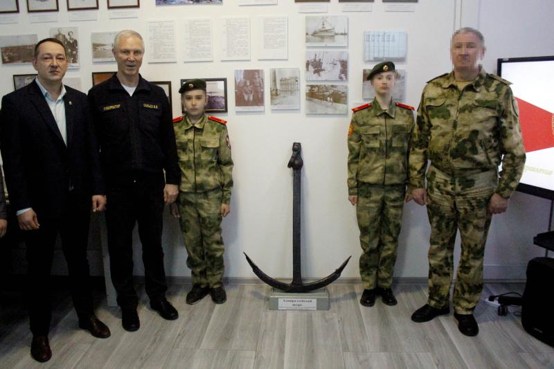 В Херсонской области росгвардейцы передали в музей адмиралтейский якорь, поднятый со дна Азовского моря