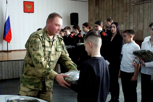 Воспитанники подшефных классов Росгвардии получили единую форму одежды в Херсонской области