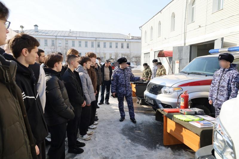 В казанском полку Росгвардии в канун 10-летия ведомства будущим призывникам рассказали о военной службе