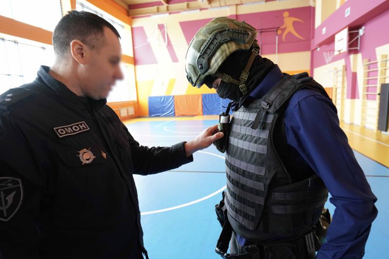 Офицер ОМОН «Оберег» провел встречу со школьниками в Кузбассе в рамках годовщины войск правопорядка