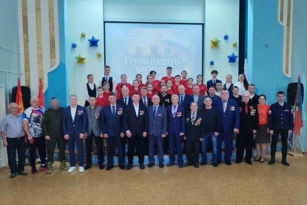 В Мордовии в преддверии Дня образования СОБР «Звезда» росгвардейцы и ветераны открыли памятный стенд в саранской школе № 24